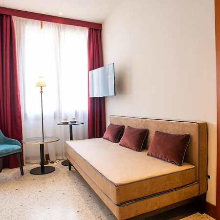 לינה וארוחת בוקר Palazzina Fortuny 4*